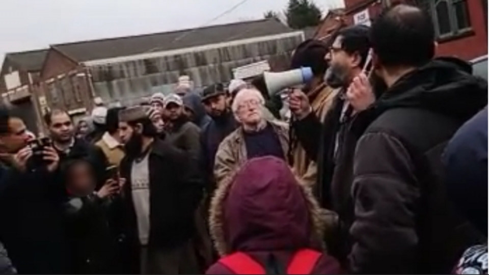 anh phu huynh bieu tinh cho con nghi hoc vi lo ngai chuong trinh giao duc ve chuyen gioi