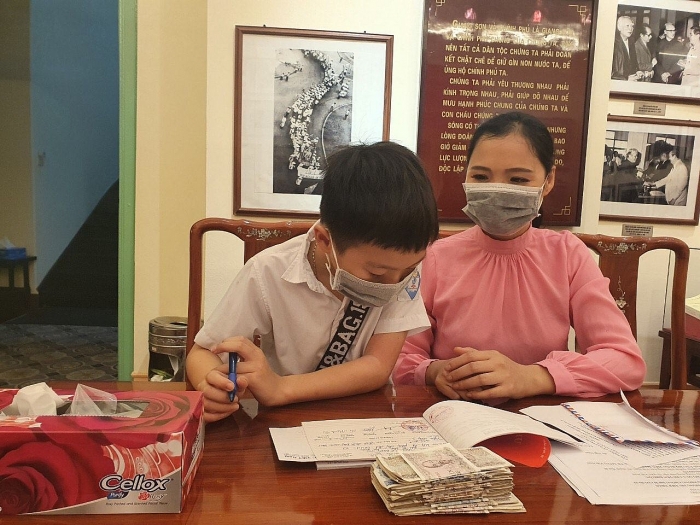 phong chong dich covid 19 va nhung qua tang am tinh