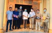 Tổng lãnh sự quán Việt Nam tại Preah Sihanouk (Campuchia) tặng khẩu trang cho bà con Việt kiều nghèo