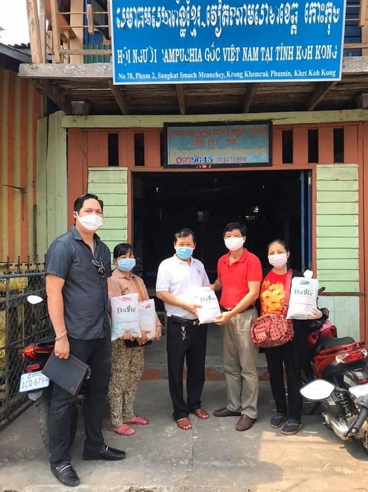 Tổng lãnh sự quán Việt Nam tại Preah Sihanouk (Campuchia) tặng khẩu trang cho bà con Việt kiều nghèo tong lanh su quan viet nam tai sihanoukville campuchia tang khau trang cho ba con viet kieu ngheo