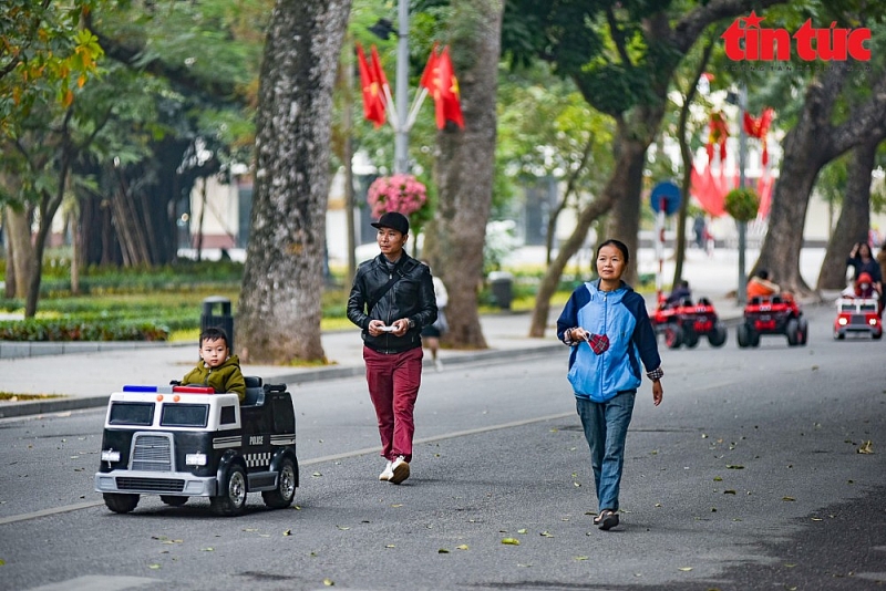 Hà Nội mở cửa trở lại phố đi bộ Hồ Gươm và đón khách tới Chùa Hương