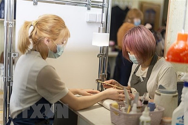 Đảm bảo phòng dịch cho khách hàng cần trở thành ưu tiên của các hiệu chăm sóc sắc đẹp. (Ảnh: TTXVN phát) Đảm bảo phòng dịch cho khách hàng cần trở thành ưu tiên của các hiệu chăm sóc sắc đẹp. (Ảnh: TTXVN phát)