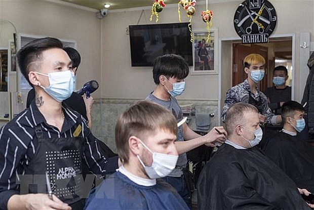 Sử dụng khẩu trang và diệt khuẩn thường xuyên là biện pháp hiệu quả phòng dịch bệnh COVID-19. (Ảnh: TTXVN phát) Sử dụng khẩu trang và diệt khuẩn thường xuyên là biện pháp hiệu quả phòng dịch bệnh COVID-19. (Ảnh: TTXVN phát)