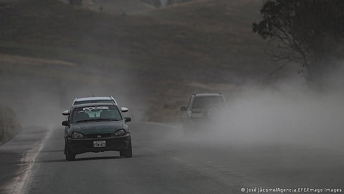 Tro bụi núi lửa và lũ lụt đang ảnh hưởng đến hàng nghìn người dân Ecuador