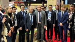 Đại sứ Đinh Toàn Thắng thăm và làm việc tại Hội chợ Nông nghiệp Pháp