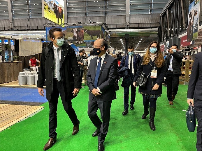 Đại sứ Đinh Toàn Thắng thăm và làm việc tại Hội chợ Nông nghiệp Pháp