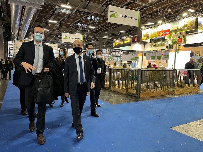 Đại sứ Việt Nam tại Pháp Đinh Toàn Thắng đã thăm và làm việc tại Hội chợ Nông nghiệp Pháp