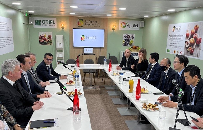 Đại sứ Đinh Toàn Thắng thăm và làm việc tại Hội chợ Nông nghiệp Pháp