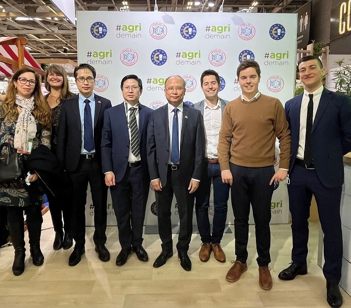 Đại sứ Đinh Toàn Thắng thăm và làm việc tại Hội chợ Nông nghiệp Pháp