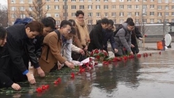 Thanh niên Việt Nam dâng hoa tại Tượng đài Hồ Chí Minh tại Nga
