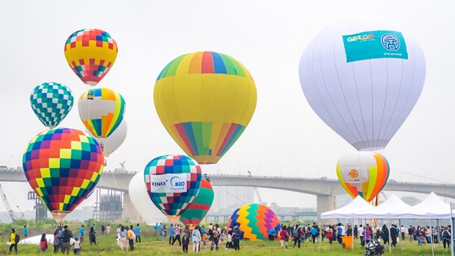 Hanoi stops experiencing flying experience service on hot air balloons