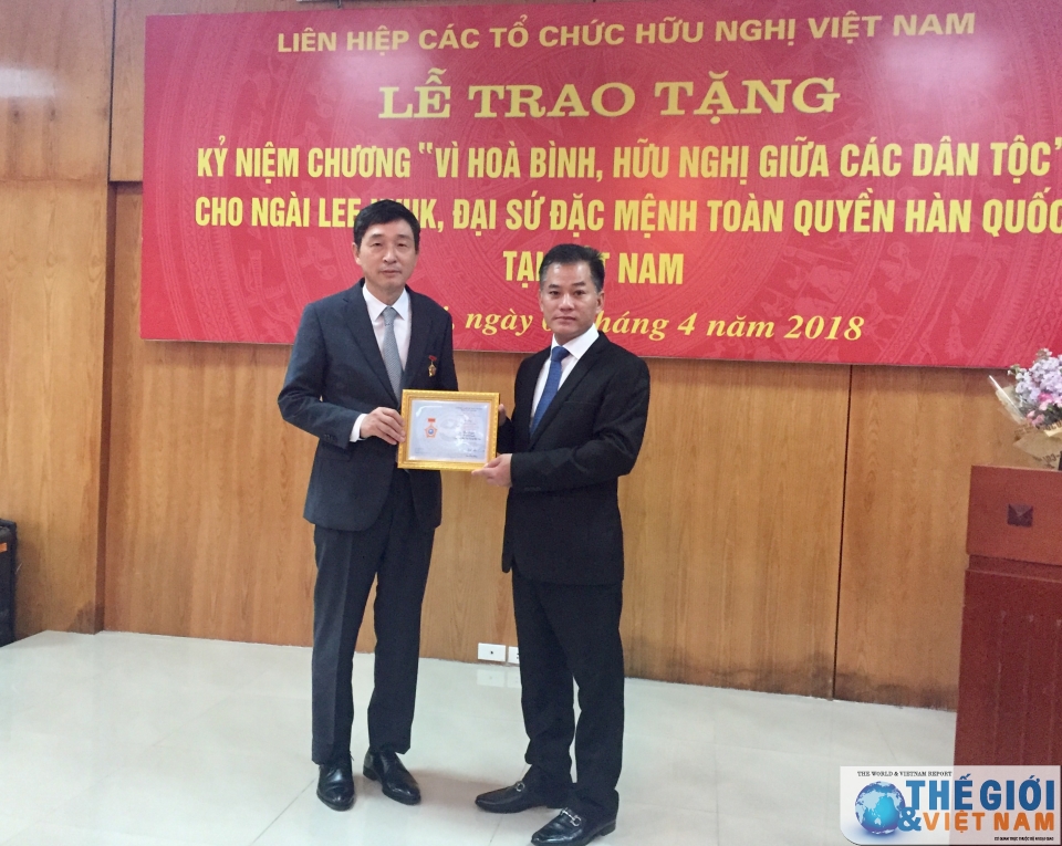 tang ky niem chuong huu nghi cho dai su han quoc tai viet nam