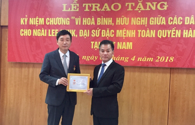 Tặng Kỷ niệm chương hữu nghị cho Đại sứ Hàn Quốc Lee Hyuk