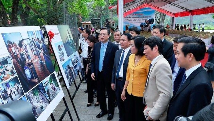 trien lam hon 200 buc anh nghe thuat ve bien dao que huong