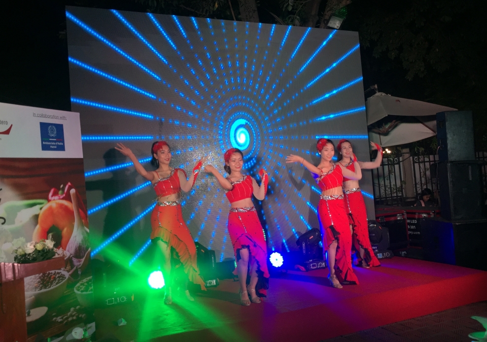 khong gian am thuc dich thuc o ngoi nha italy tai ha noi