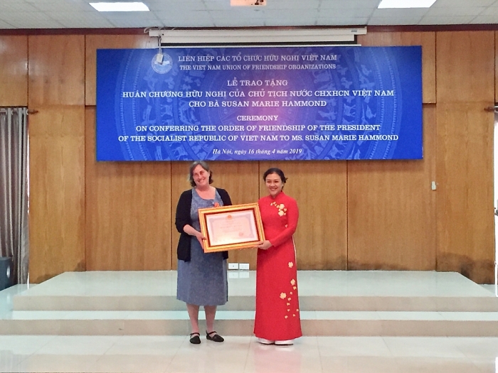 tang huan chuong huu nghi cho con gai mot cuu binh my tai viet nam