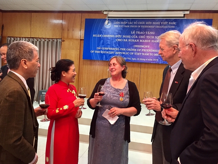 tang huan chuong huu nghi cho con gai mot cuu binh my tai viet nam