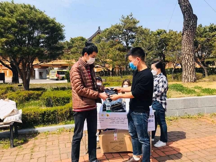 hanh trinh cua nhung chiec khau trang quy gia trong mua dich