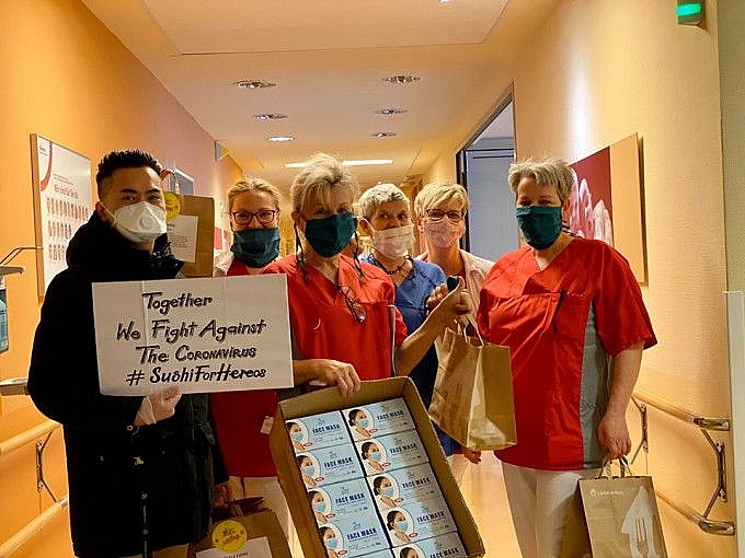 hanh trinh cua nhung chiec khau trang quy gia trong mua dich