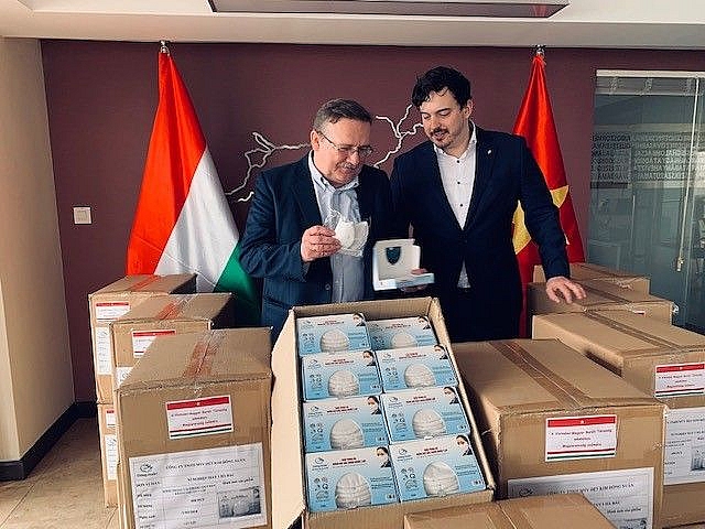 Đại sứ Hungary gửi thư cảm ơn nghĩa cử của những người bạn Việt dai su hungary gui thu cam on nghia cu cua nhung nguoi ban viet