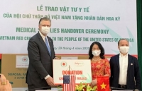 Đại sứ mỹ tiếp nhận quà tặng 420.000 khẩu trang y tế từ việt nam