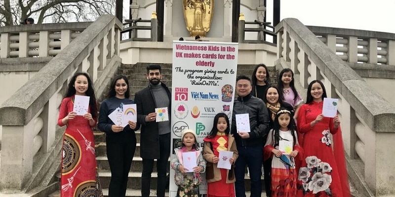 Trẻ em người Việt tại Anh và phong trào làm thiệp gửi tặng các viện dưỡng lão