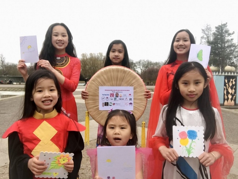 Trẻ em người Việt tại Anh và phong trào làm thiệp gửi tặng các viện dưỡng lão