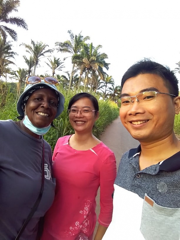 Vợ chồng bác sĩ Việt Nam ươm mầm xanh tại Angola