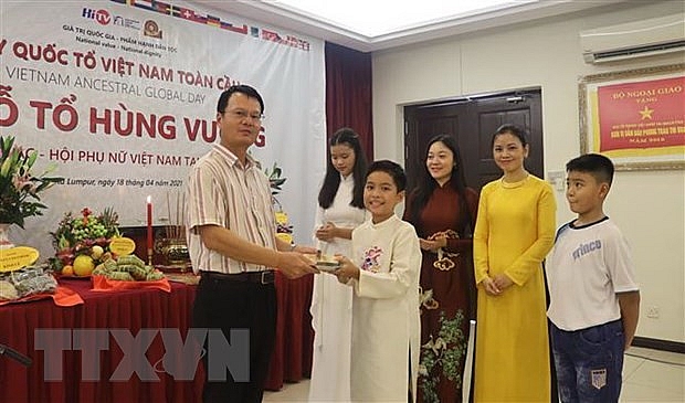 Đại sứ Việt Nam tại Malaysia Trần Việt Thái trao quà cho đại diện Lớp tiếng Việt. (Ảnh: Lê Hằng Linh/TTXVN)