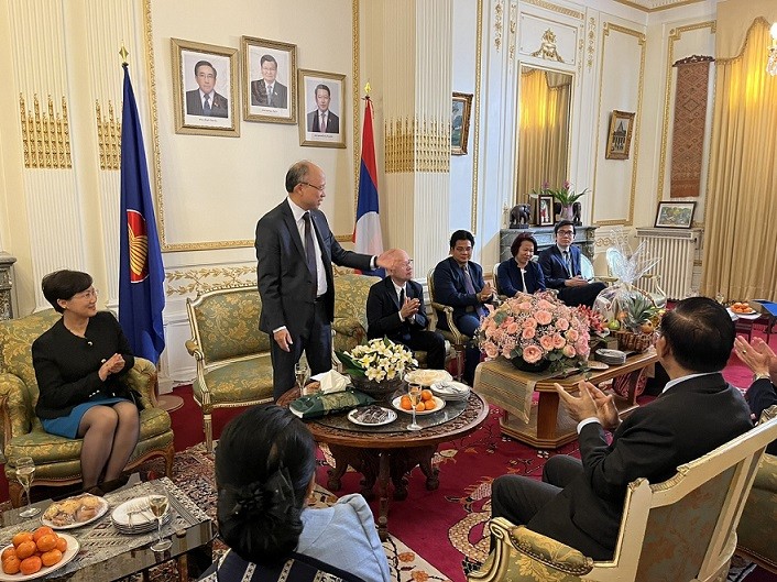 Việt Nam chúc mừng Đại sứ quán Lào tại Pháp nhân dịp Tết cổ truyền Bunpimay