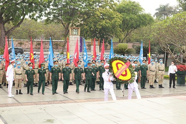 Sĩ quan mũ nồi xanh dâng hương và phát động thi đua trước khi lên đường làm nhiệm vụ gìn giữ hòa bình Liên hợp quốc