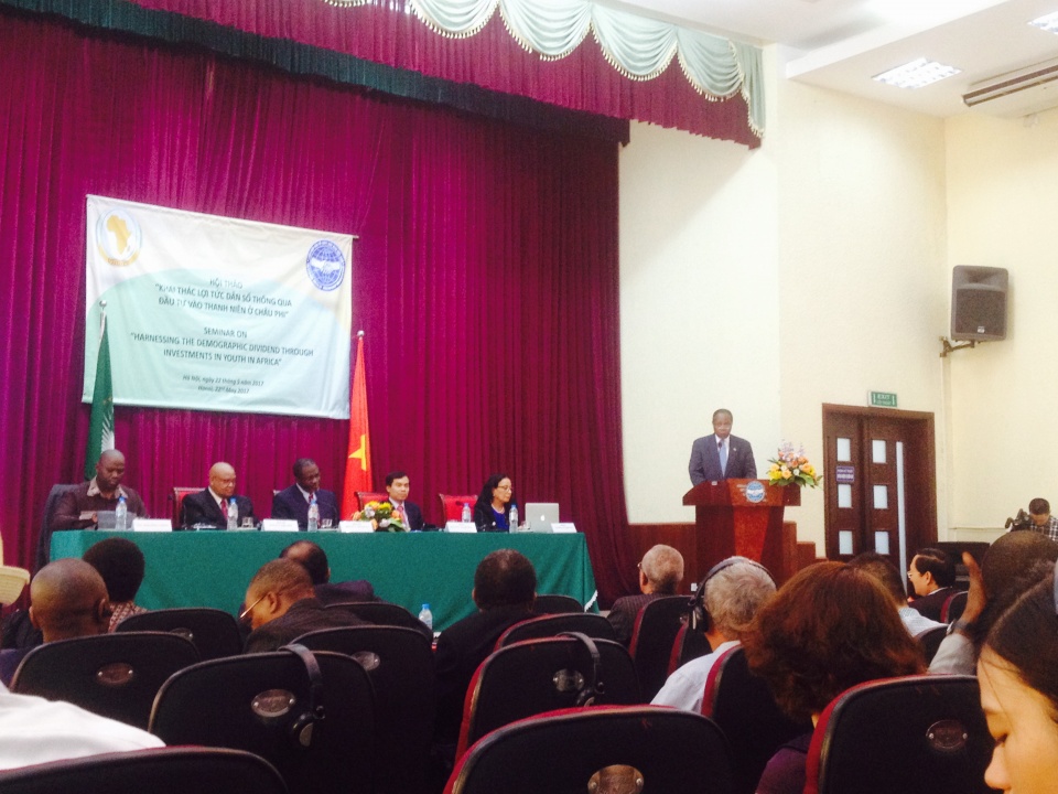 khai thac loi tuc dan so o chau phi