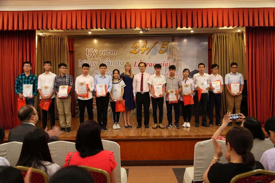 trao giai thuong cuoc thi olympic tieng nga toan hoc vat ly va tin hoc nam 2018