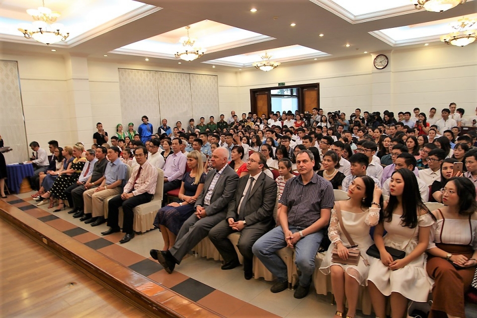 trao giai thuong cuoc thi olympic tieng nga toan hoc vat ly va tin hoc nam 2018