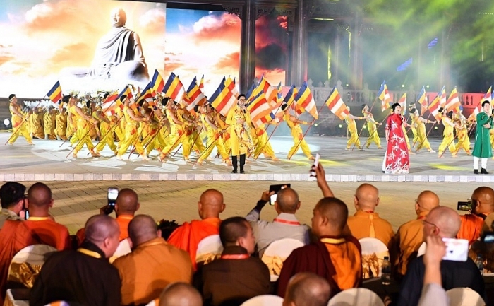 lung linh sac mau dem van hoa nghe thuat tai dai le vesak 2019