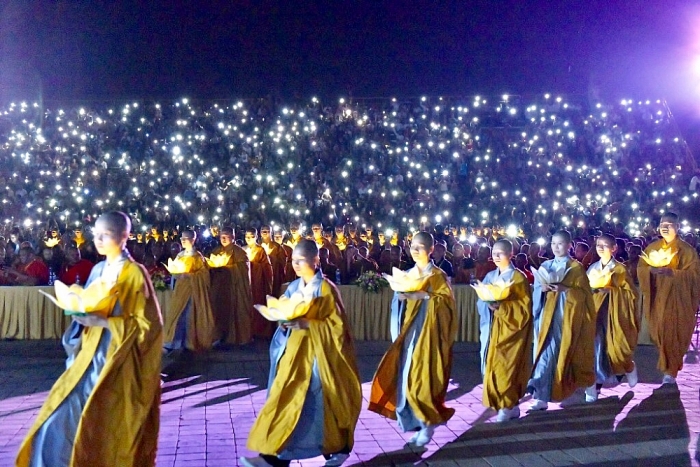 lung linh sac mau dem van hoa nghe thuat tai dai le vesak 2019