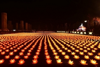 Tam Chúc rực rỡ trong đêm hội hoa đăng mừng Đại lễ Vesak 2019