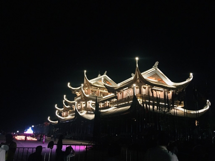 tam chuc ruc ro trong dem hoi hoa dang mung dai le vesak 2019