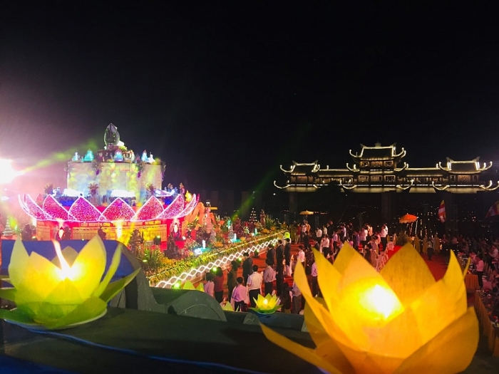 tam chuc ruc ro trong dem hoi hoa dang mung dai le vesak 2019