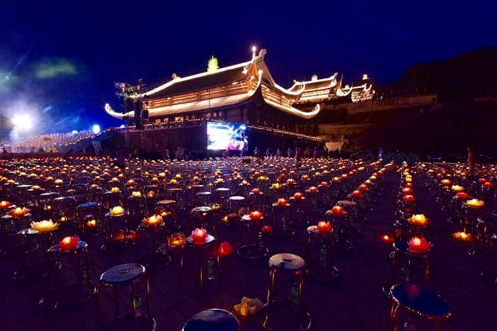 tam chuc ruc ro trong dem hoi hoa dang mung dai le vesak 2019