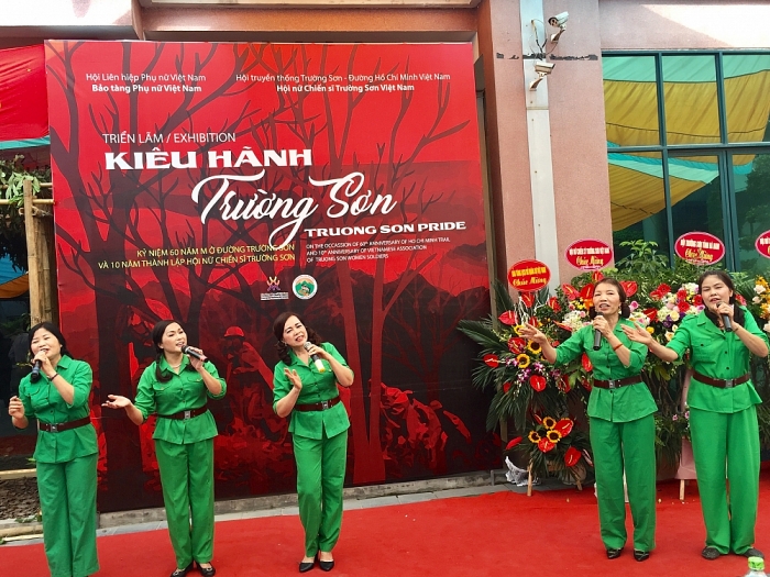 kieu hanh truong son song lai ky uc cua nhung co gai tren duong truong son