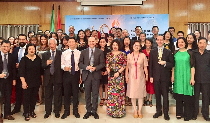 dai su italy su tuong dong da giup hai dat nuoc gan nhau hon