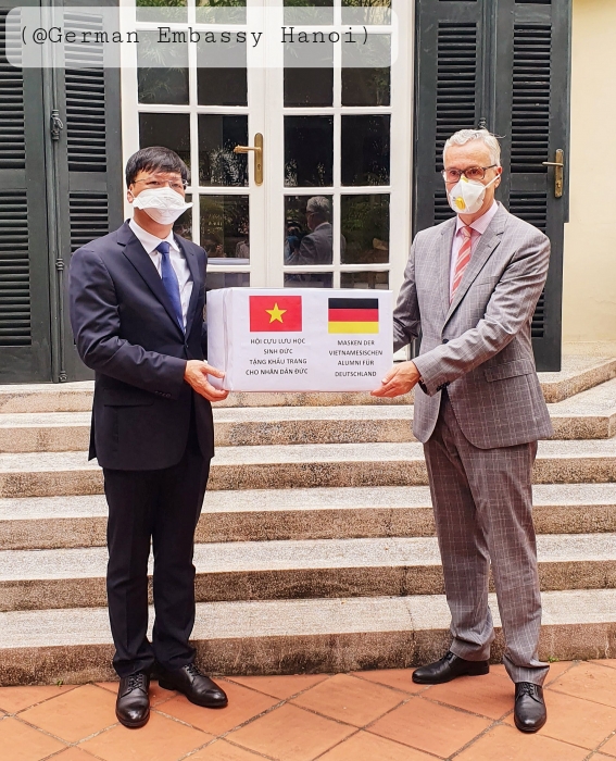 cuu hoc vien daad tai viet nam quyen gop qua trao tang nuoc duc