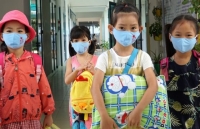 Giáo viên mầm non tự may khẩu trang tặng trẻ em nghèo khu công nghiệp