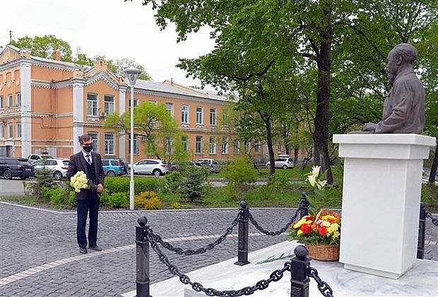 nguoi viet va ban be nga tai vladivostok dang hoa tuong nho ho chi minh