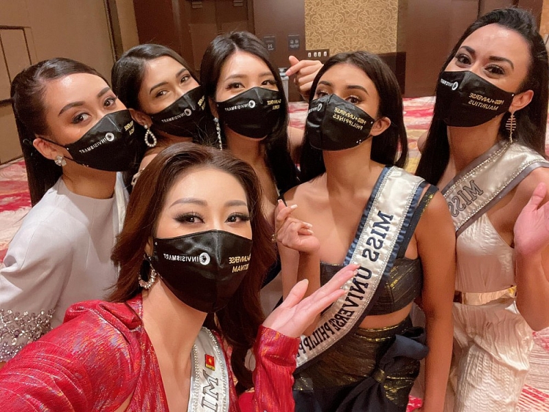 Hoa hậu Khánh Vân hòa đồng và khoe nhan sắc cùng các thí sinh tại Miss Universe