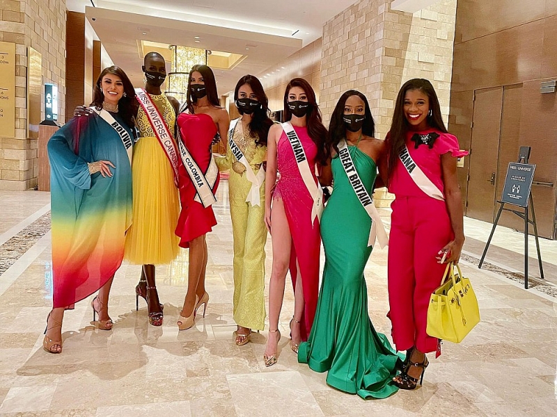 Hoa hậu Khánh Vân hòa đồng và khoe nhan sắc cùng các thí sinh tại Miss Universe