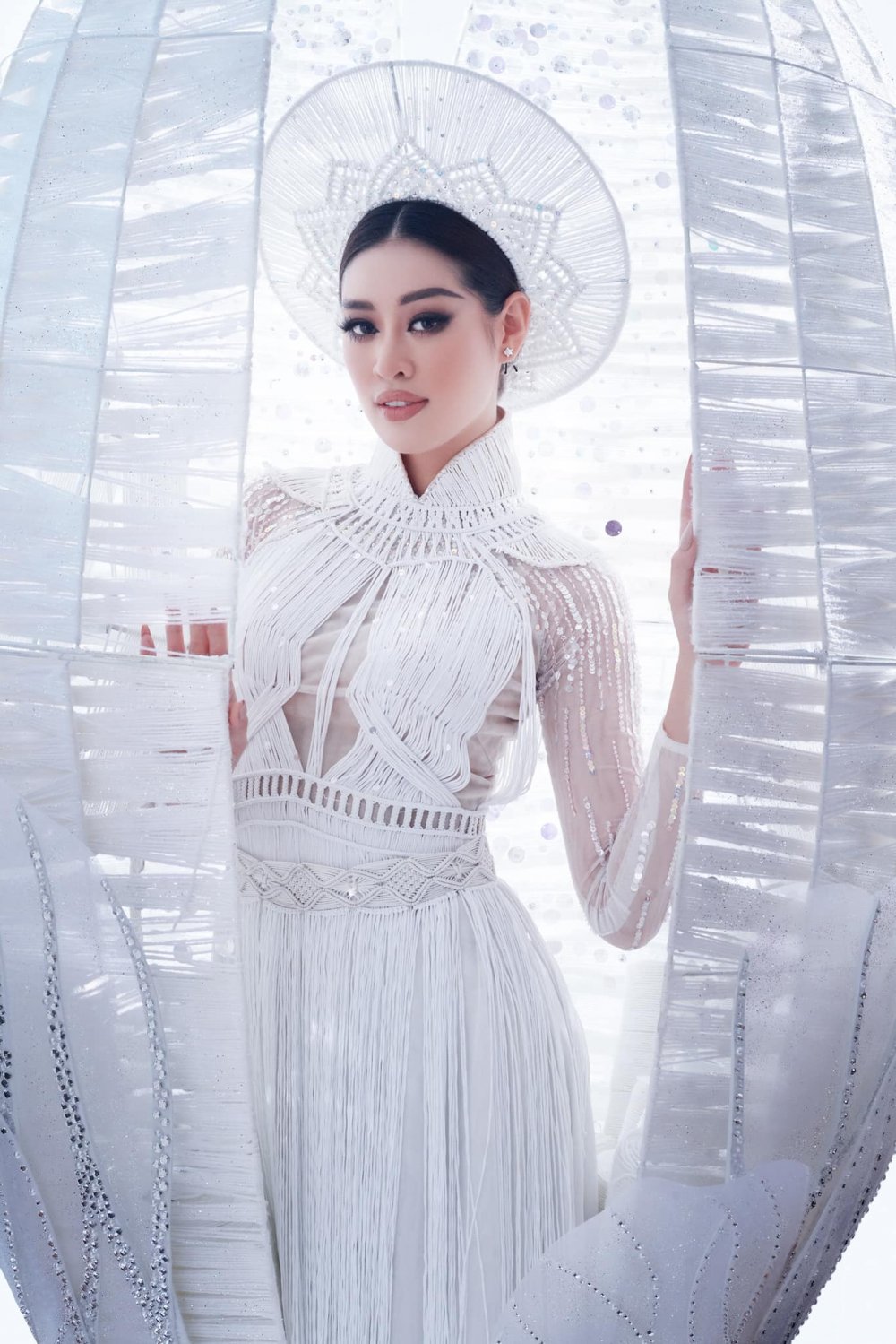 Gặp sự cố trước giờ G, Hoa hậu Khánh Vân vẫn gây ấn tượng với quốc phục “Kén Em” tại Miss Universe