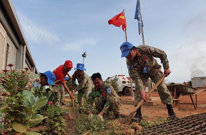 Chiến sĩ mũ nồi xanh Việt Nam trồng cây mừng sinh nhật Bác