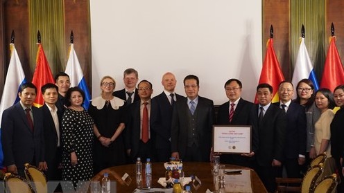 nguoi viet tai nga gui tang lo thuoc dac tri covid19 cho que huong